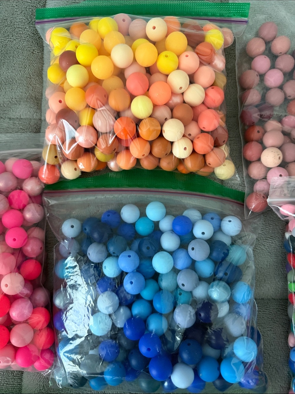 Assortment of silicone beads 15mm and 12mm perfect for crafting - Picture 12 of 16